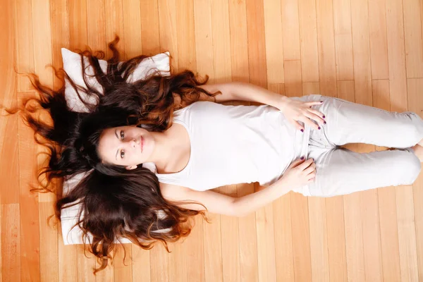 Ung kvinna på golvet — Stockfoto